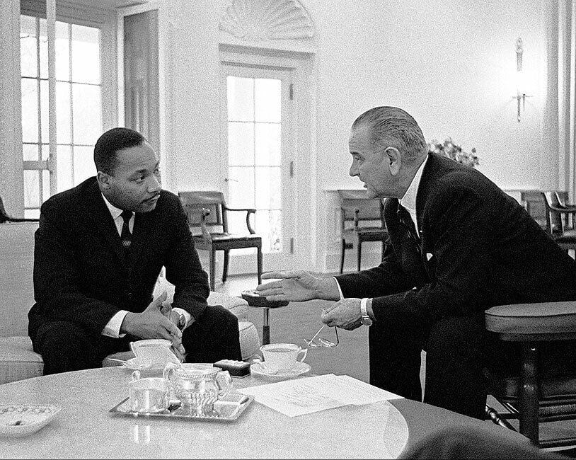 Martin Luther King Jr. e il presidente americano Lyndon B. Johnson